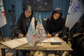 امضای تفاهم‌نامه همکاری بین پژوهشکده محیط زیست جهاددانشگاهی و پژوهشکده توسعه صنایع شیمیایی  توسط دکتر عابدین زاده و دکتر یزدانفر