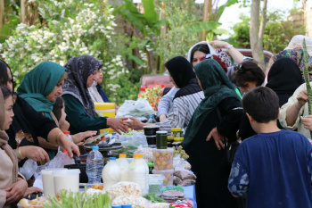 بازدید ناظران بین‌المللی برنامه توسعه ملل متحد(UNDP) از نمایشگاه و بازارچه محصولات محلی صوفیانده